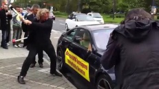 Un homme détruit sa BMW