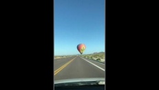 Une montgolfière qui vole bien trop bas
