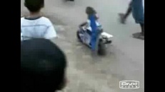 Singe qui conduit une motocyclette