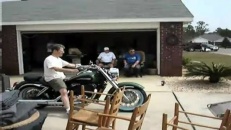 La façon de monter une moto dans un camion