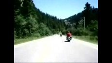Faire de la moto sans casque