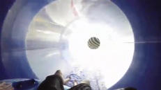 Une glissade d'eau psychédélique sur un bateau de croisière 