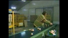 Des oeufs sur un tapis roulant