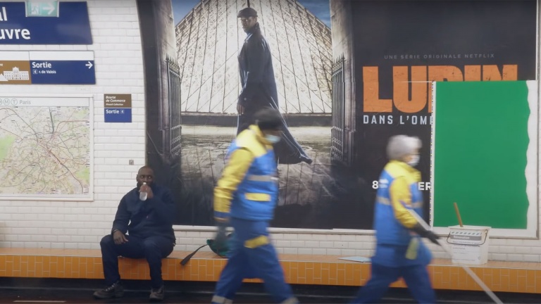 L’acteur de la populaire série Netflix Lupin passe inaperçu dans le métro de Paris