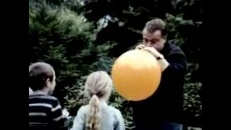 Papa qui gonfle des ballons