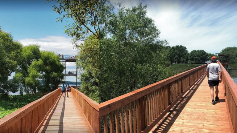 Marchez sur une passerelle sur pilotis de 823 mètres de long à Nicolet