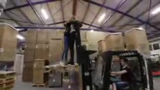 Ce qu'il ne faut pas faire avec un chariot élévateur