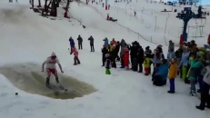 La compétition ne se termine pas bien pour ce skieur!