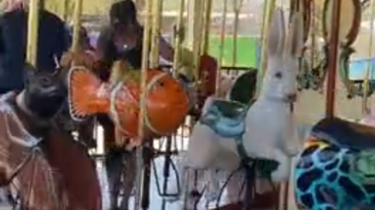 Sa fille n'est pas impressionnée par le tour de manège