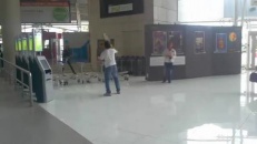 Jouer au tennis dans un aéroport