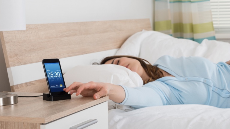 Ce bracelet donne un choc électrique si vous abusez du snooze de l'alarme!