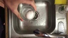 Enlever la coquille d'un oeuf