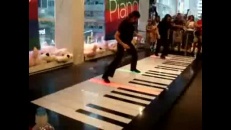 Jouer d'un piano géant