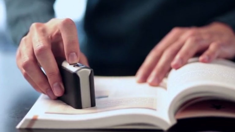 Un scanneur de poche qui numérise et traduit plusieurs langues