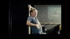Un pompier fait du pole dancing!