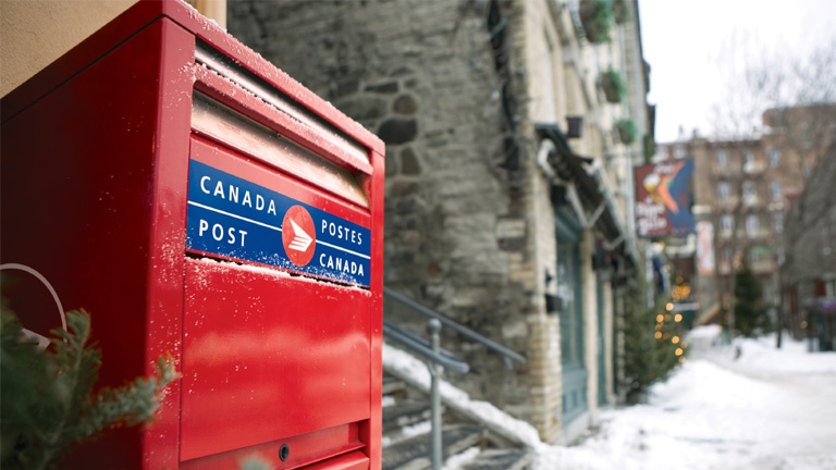 Vague de fraude avec des messages textes et courriels provenant de Postes Canada