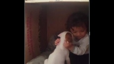 Moment magique entre une fillette et son nouveau chien!
