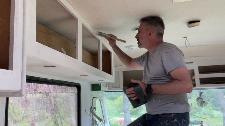 Comment préparer les murs et armoires de roulotte et de VR avant de les peinturer Comment préparer les murs et armoires de roulotte et de VR avant de les peinturer