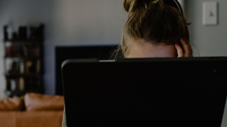 Comment se protéger en ligne et éviter de vivre le côté sombre du cybersexe