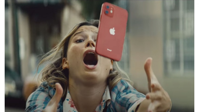 Apple lance une drôle de pub pour vanter la robustesse des écrans des iPhone 12
