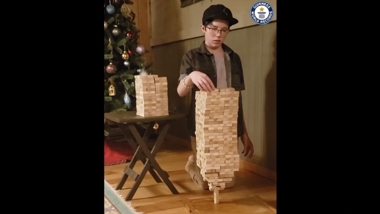 Ce jeune canadien de 12 ans bat un record Guinness avec une tour improbable de Jenga