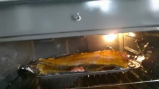 Un poisson mort bouge encore pendant la cuisson