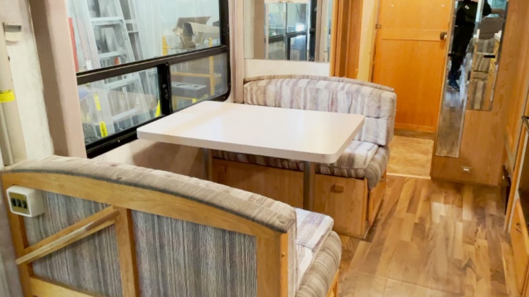 Rénover le coin banquette d’une roulotte ou d’un VR en salle à manger 