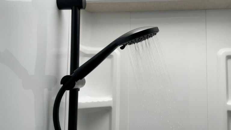 Rénover et rajeunir la douche de son VR ou sa roulotte 