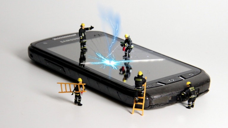 Faites réparer votre téléphone ou votre tablette à domicile grâce à ce service mobile