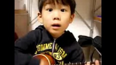 Un enfant reprend « I’m Yours » au ukulélé