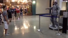 Compétition de dubstep entre un ado et une statue
