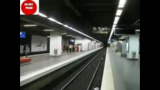 À ne pas faire : sauter par-dessus le métro !!!