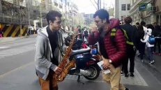 Un duo improbable de saxophone et de gazou