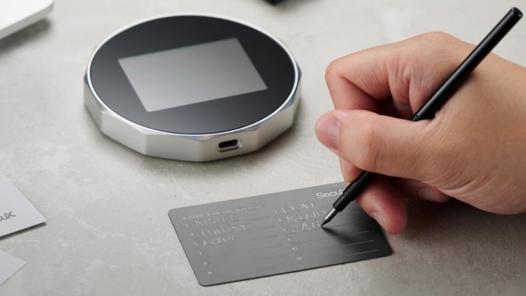 Gravez et protégez vos mots de passe avec ces plaques métalliques