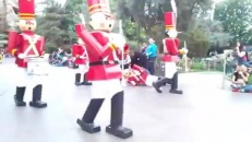Un soldat perd sa tête pendant une parade à Walt Disney World