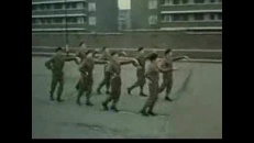 Des soldats qui dansent?