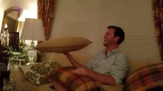 Voyez pendant combien de temps il arrive à faire tournoyer le coussin