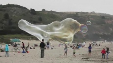 D'immenses bulles de savon créées à l'aide du vent!