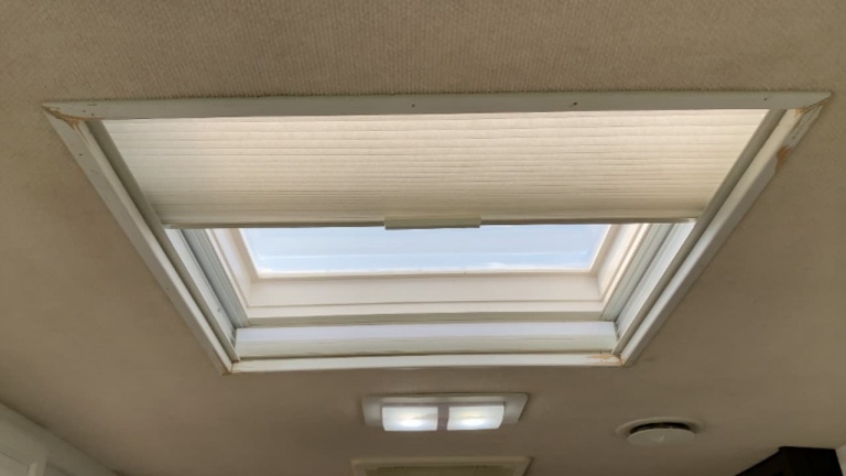 Installer un store encastré pour les puits de lumière de votre VR