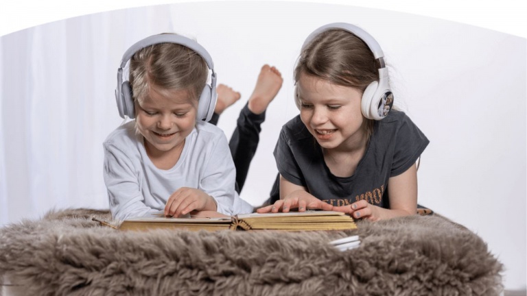 Ces écouteurs intelligents lisent des histoires et divertissent les enfants sans écran