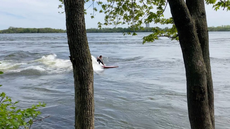 Surfez la vague pour débutant la plus courue de toute la ville de Montréal