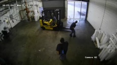 Les ravages d'une tornade captés par une caméra de sécurité
