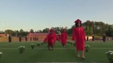 Des souliers à talons hauts sèment le trouble lors d'une graduation