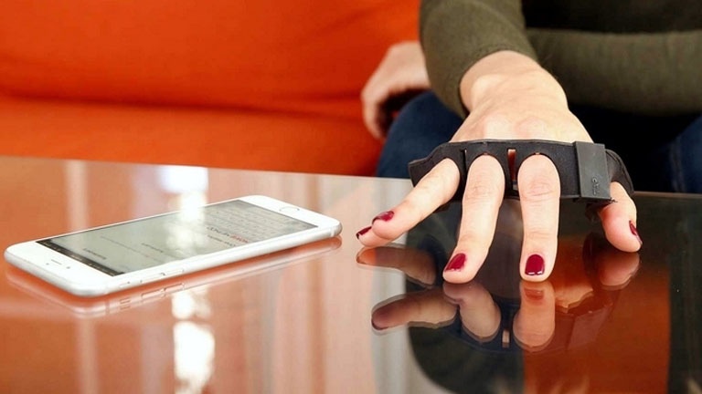 Un clavier d'ordinateur futuriste qu'on porte comme un gant