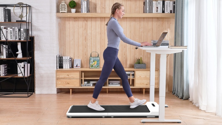Marcher et travailler en même temps avec ce tapis roulant portatif