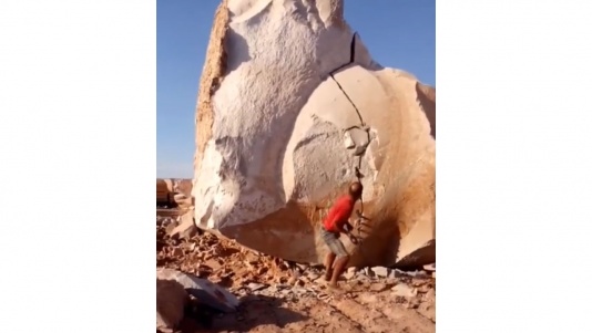 Une force surhumaine ou une excellente technique?