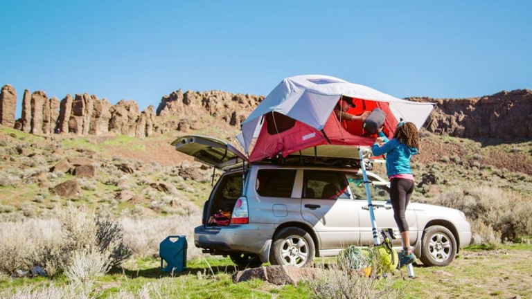 Tente pour camper sur le toit de sa voiture