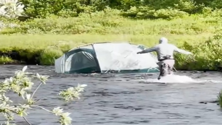 Une tente à la dérive