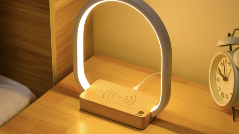 Cette lampe de chevet multifonction peut aussi recharger notre téléphone sans fil