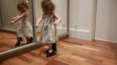 Une future championne de danse flamenco pratique devant le miroir